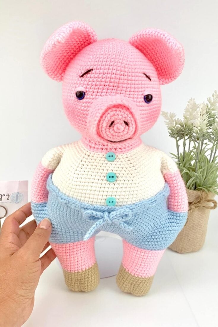 amigurumi pig front close up