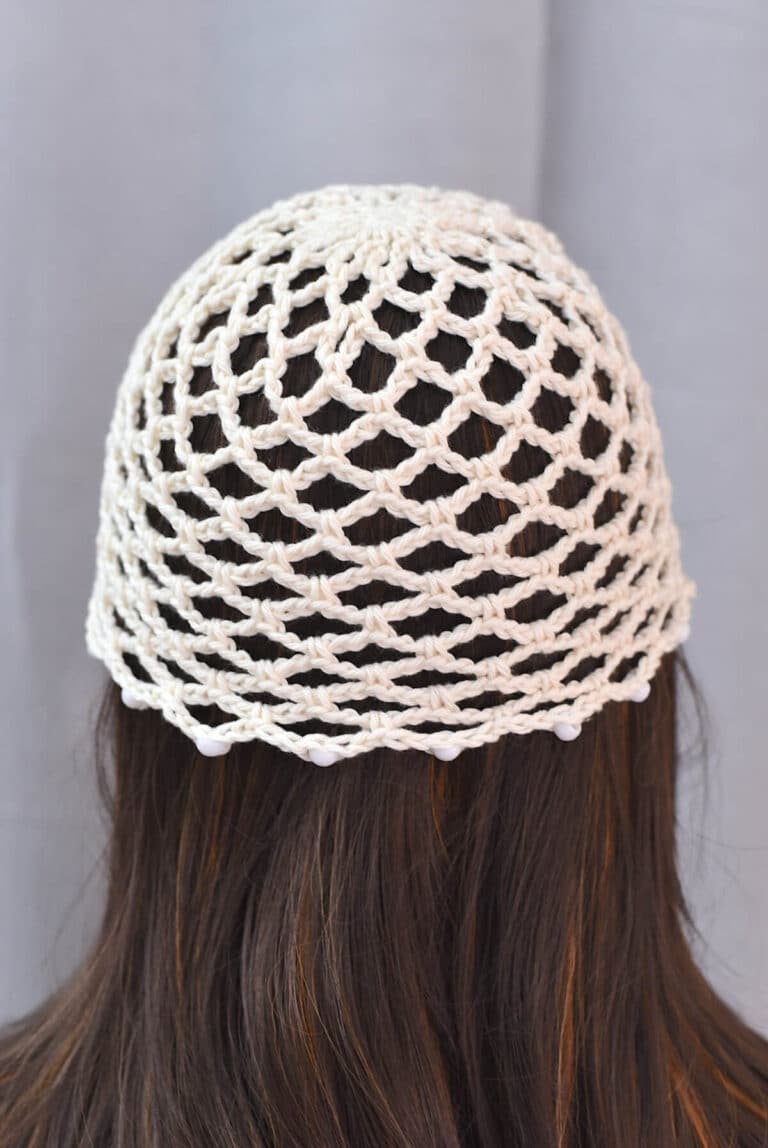 Back view of a crochet skull cap on a brunette manequin