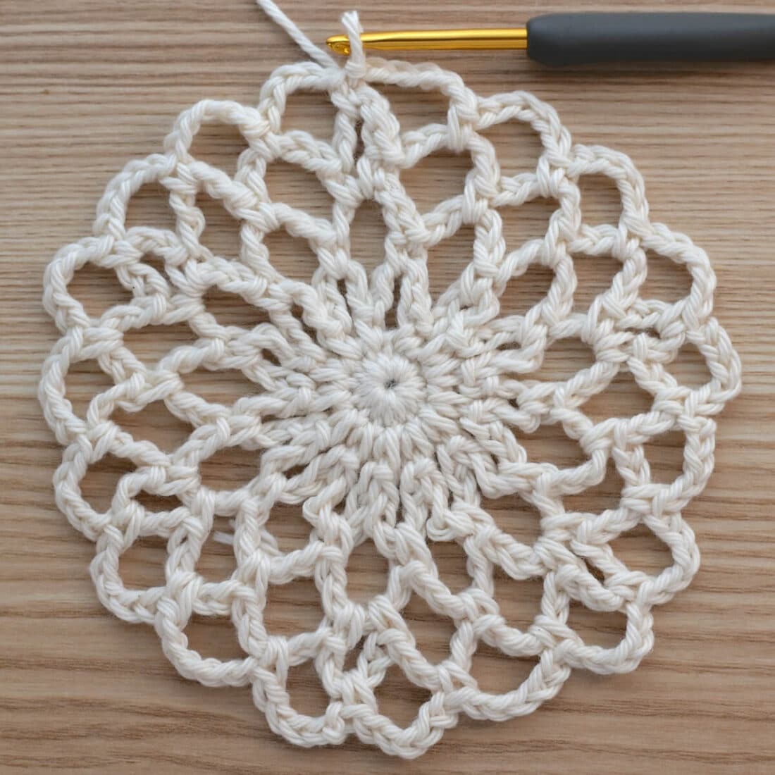 A close-up of the first five rounds for clarity on how to start the larger mesh skull cap